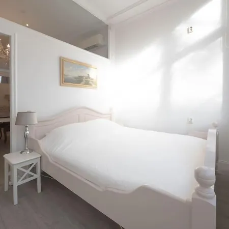 Hosted By Wendy With Garden Appartement